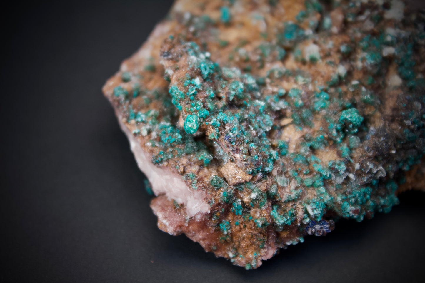 Rosasite on Ferrodololmite 4